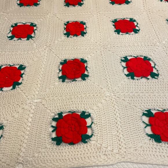 Vintage crocheted Afghan with 3d roses 73 1/2” by 53 1/2” handmade blanket - Picture 4 of 9